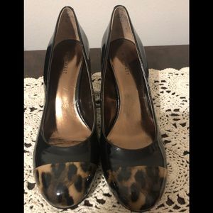 Nine West black and animal print patent pumps size 8